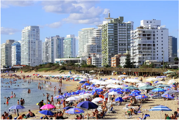 Uruguay se prepara para una nueva temporada turística: leve baja en visitantes, pero perspectivas positivas